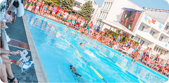 Спортивные соревнования в открытом бассейне детского лагеря «Ай-Кэмп»